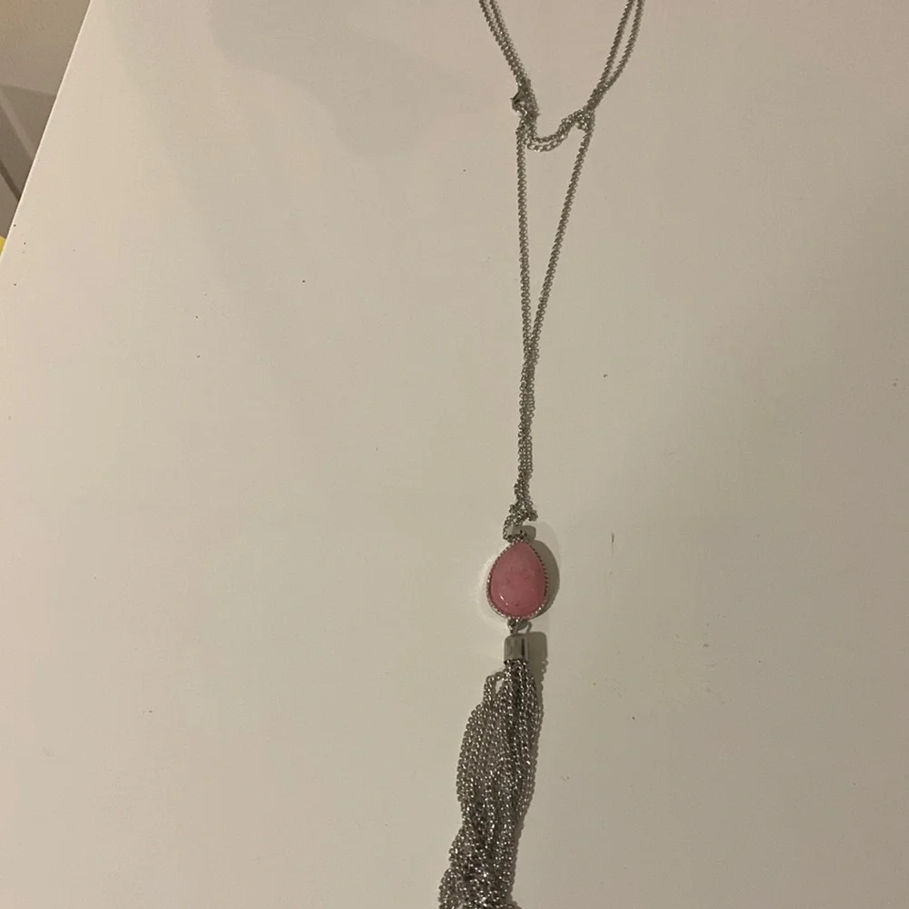 Long necklace with rose stone!!! Silver tone.‎